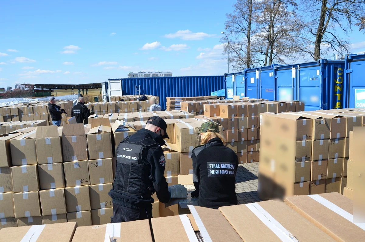 Blisko 2,5 mln paczek nielegalnych papierosów wartych prawie 37 mln zł ujawnili funkcjonariusze Straży Granicznej i Krajowej Administracji Skarbowej (KAS). Gigantyczna kontrabanda znajdowała się w trzech kontenerach. To największy w historii przemyt papierosów przechwycony przez Straż Graniczną i KAS.