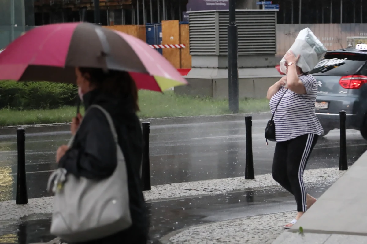 Instytut Meteorologii i Gospodarki Wodnej ostrzega w piątek przed burzami z gradem. Chodzi o sześć województw - głównie południowej i południowo-wschodniej Polski. Burzom będą towarzyszyły porywy wiatru o prędkości do 80 km/h.