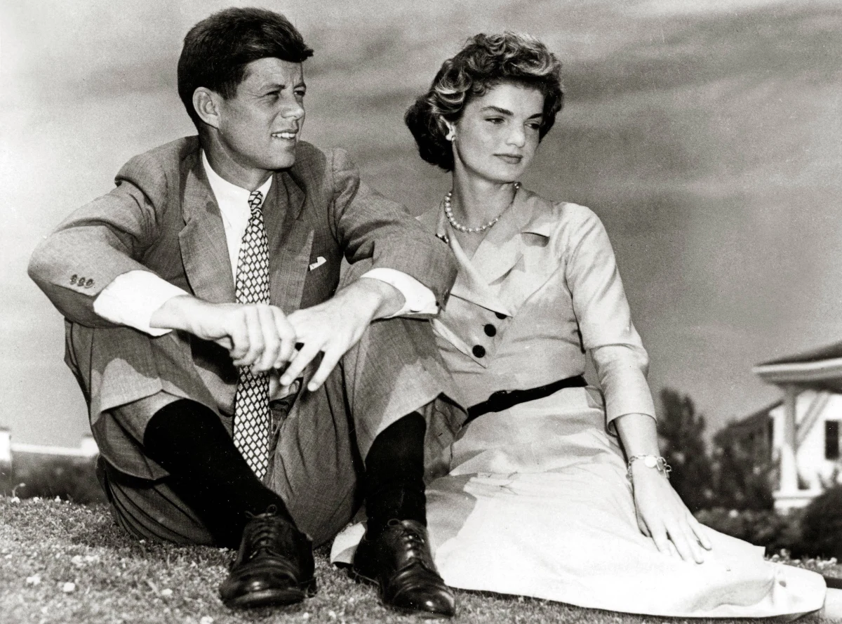 Na aukcji w Bostonie idą pod młotek listy prezydenta Johna F. Kennedy’ego, pisane do szwedzkiej kochanki. "Spędziłem z Tobą cudowny czas zeszłego lata. To jasne wspomnienie w moim życiu – jesteś cudowna i tęsknię za Tobą" – tak między innymi pisał w swoich listach John F. Kennedy. Na aukcję w Bostonie trafiły cztery z nich. Ich licytacja w internecie potrwa do 12 maja. Szacuje się, że listy mogą zostać sprzedane za 30 tysięcy dolarów.