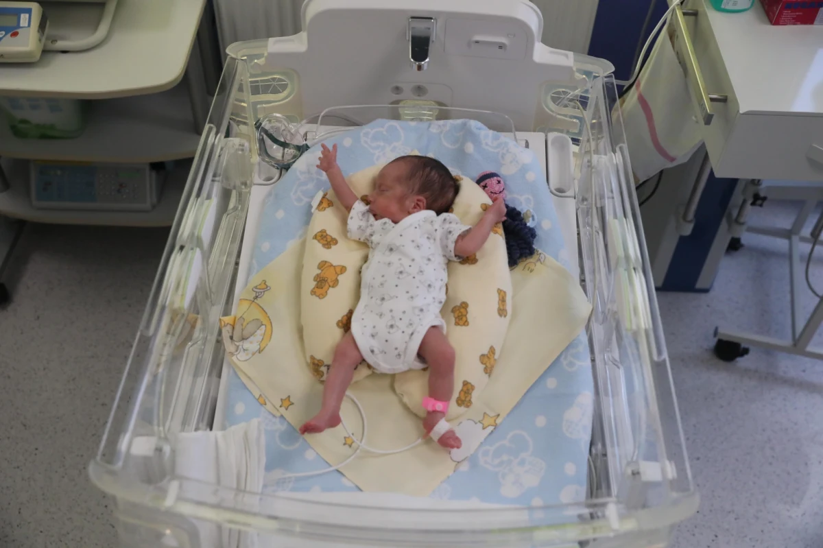 Tydzień po otrzymaniu pierwszej dawki szczepionki przeciw koronawirusowi rodzice wcześniaków mogą odwiedzać swoje dzieci na oddziałach neonatologicznych. Ministerstwo Zdrowia poparło oficjalnie taką rekomendację lekarzy.