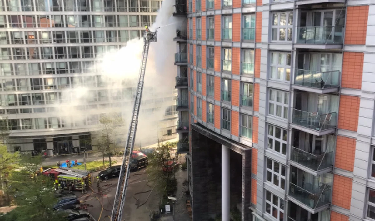 Strażacy opanowali pożar, który wybuchł w 19-piętrowym wieżowcu we wschodnim Londynie. Dwie osoby trafiły do szpitala.