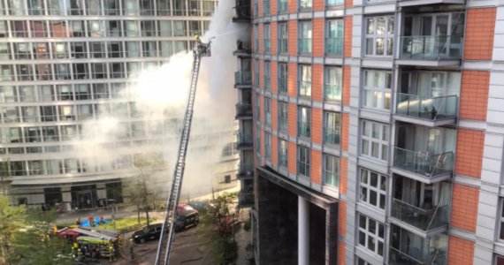 Strażacy opanowali pożar, który wybuchł w 19-piętrowym wieżowcu we wschodnim Londynie. Dwie osoby trafiły do szpitala.