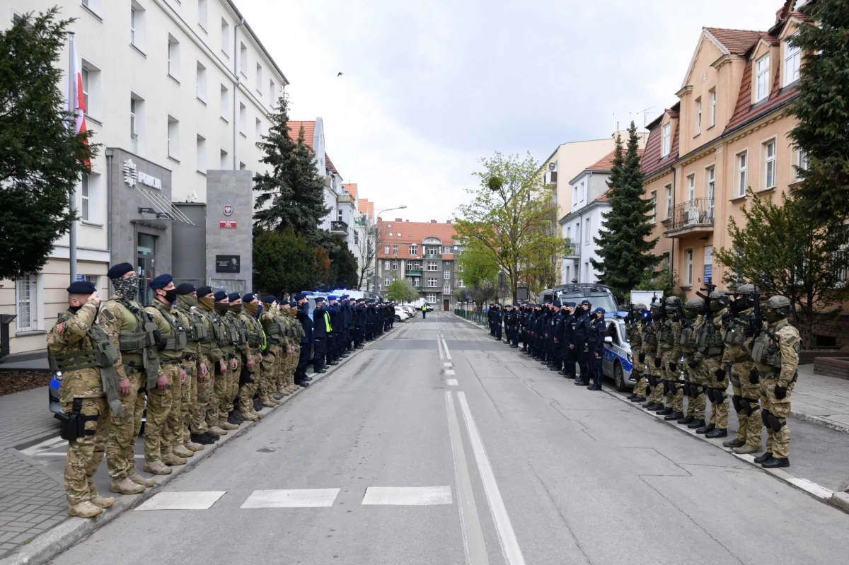 Policjanci pożegnali swojego kolegę, który we wtorek został zastrzelony na jednym z osiedli w Raciborzu. Mł. asp. Michał Kędzierski zginął podczas próby wylegitymowania mężczyzny, który podając się za policjanta, w ubiorze przypominającym mundur, próbował zatrzymywać kierowców. 