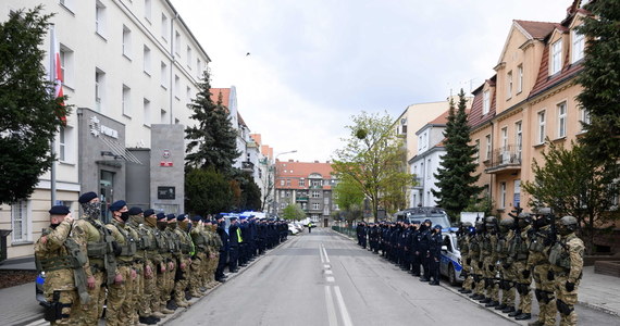 Policjanci pożegnali swojego kolegę, który we wtorek został zastrzelony na jednym z osiedli w Raciborzu. Mł. asp. Michał Kędzierski zginął podczas próby wylegitymowania mężczyzny, który podając się za policjanta, w ubiorze przypominającym mundur, próbował zatrzymywać kierowców. 