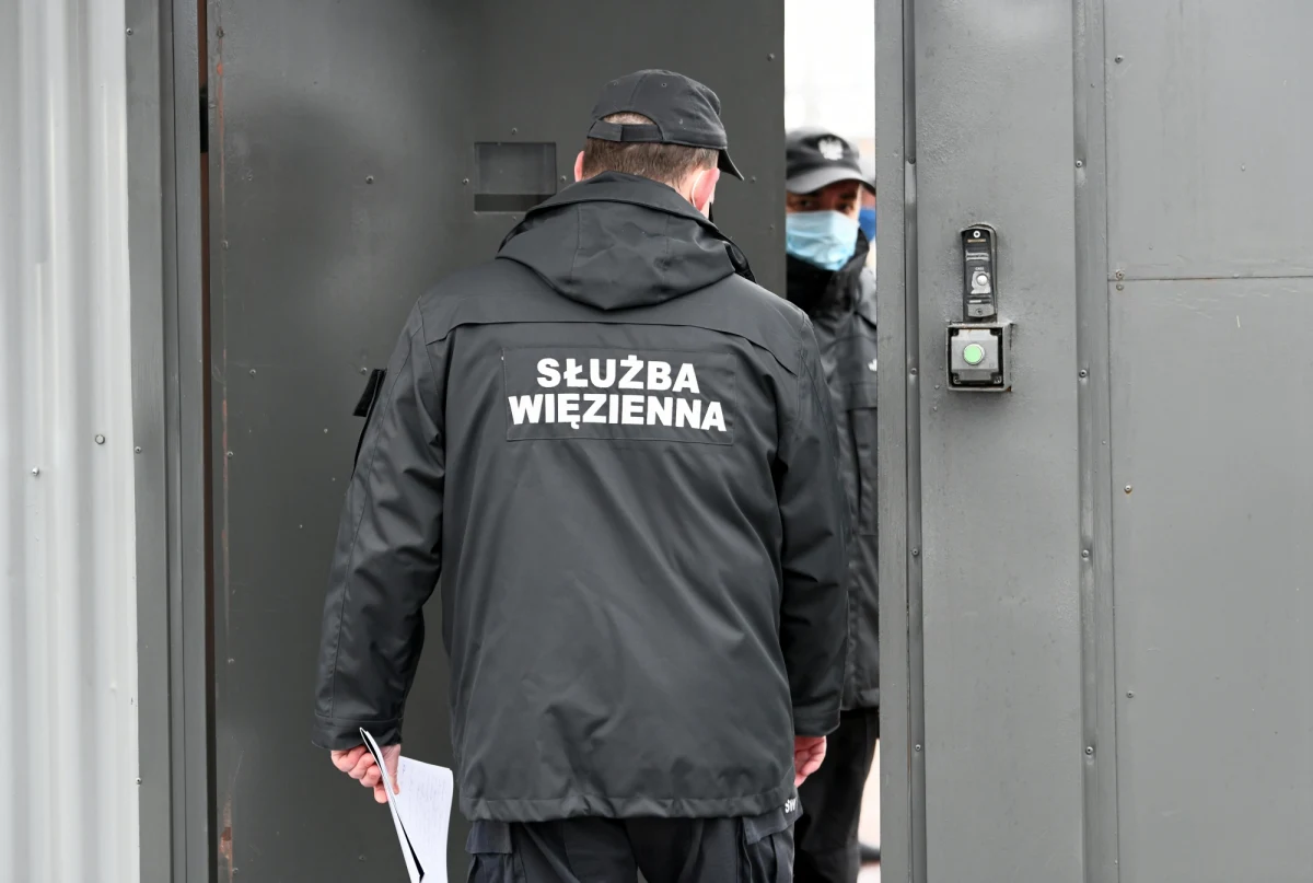 Sześć osób w tym szefostwo zakładu karnego w zachodniopomorskim Nowogardzie zostało zatrzymanych przez agentów Centralnego Biura Antykorupcyjnego - dowiedział się reporter RMF FM. Funkcjonariusze przeszukiwali też pomieszczenia w zakładzie karnym, a także miejsca zamieszkania zatrzymanych osób. 