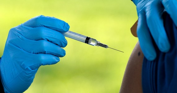 Korzyści ze szczepionki firmy Johnson & Johnson w zapobieganiu Covid-19 przewyższają ryzyko skutków ubocznych - oświadczyła Europejska Agencja Leków. EMA zakończyła weryfikację zgłaszanych przypadków wystąpienia nietypowych zakrzepów krwi przy niskiej liczbie płytek po zastosowaniu tego preparatu.