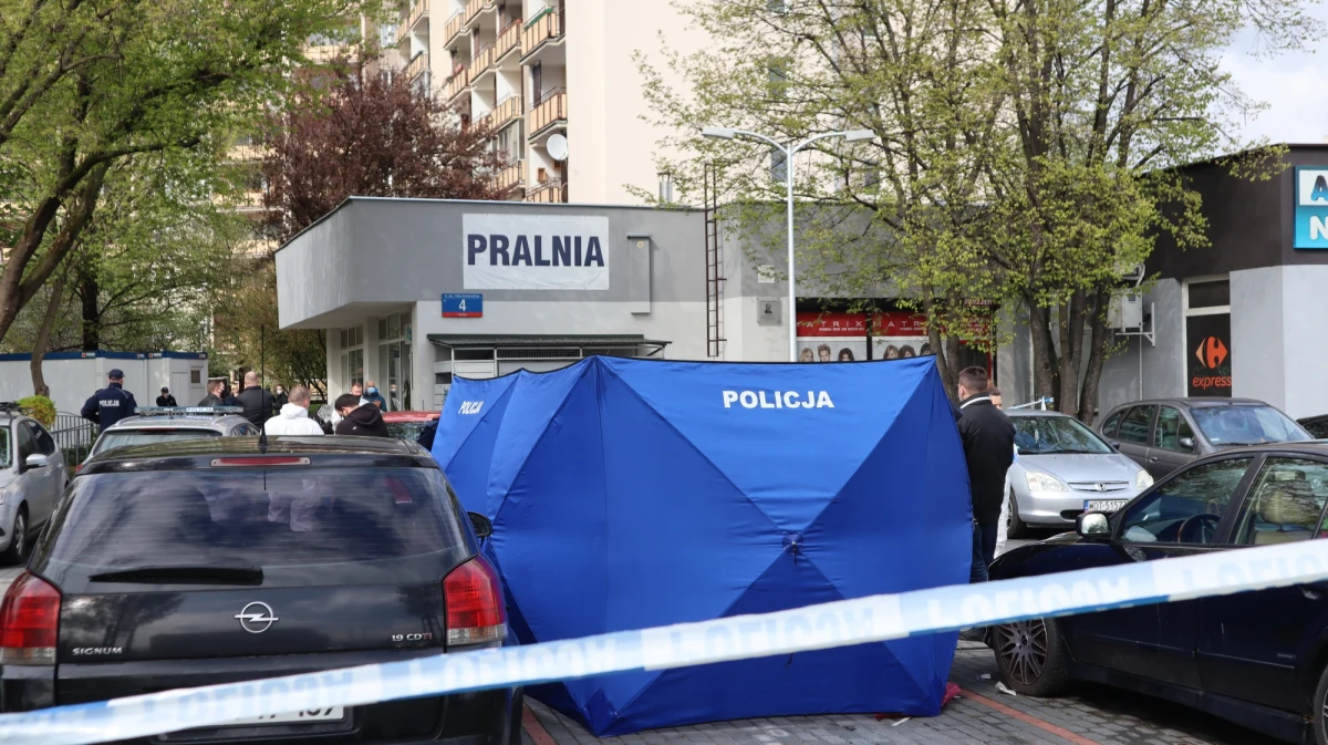 Makabryczne sceny przy ulicy Bora-Komorowskiego na warszawskim Gocławiu. Zakrwawiony mężczyzna zaatakował policjantów. Jak nieoficjalnie ustalili reporterzy RMF FM, wcześniej w tamtejszej pralni zamordował nożem innego mężczyznę. 