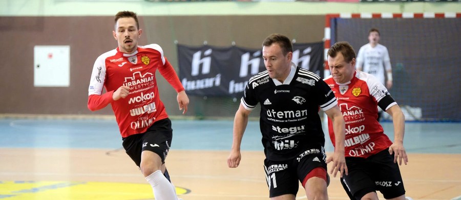 To już ostatni miesiąc ze STATSCORE Futsal Ekstraklasą w tym sezonie. A im bliżej końca, tym też więcej rozwiązań. Jedno z nich może nadejść już w sobotę, kiedy to prawdopodobnie poznamy trzeciego ze spadkowiczów.