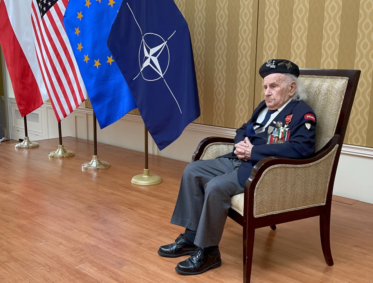 W rezydencji ambasadora RP w Waszyngtonie, Piotra Wilczka odbyło się w piątek wręczenie aktu nominacji na stopień pułkownika weteranowi spod Monte Cassino, ppłk. Romualdowi Lipińskiemu. „Jestem wzruszony” – powiedział naszemu korespondentowi Pawłowi Żuchowskiemu bohater spod Monte Cassino. 