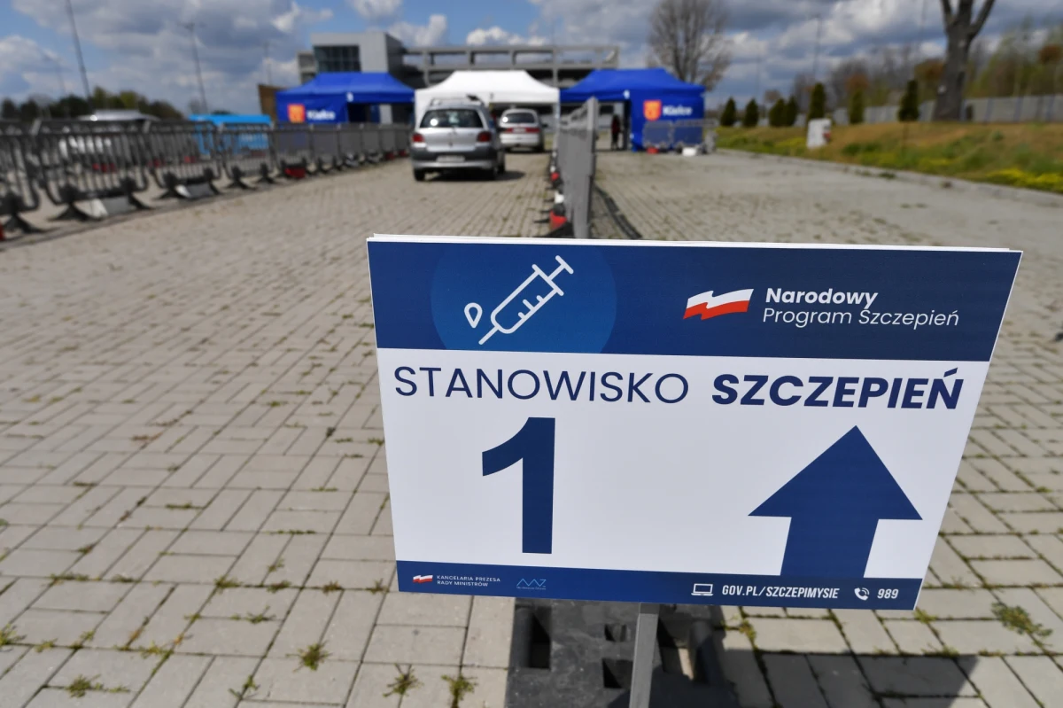 Zgodnie z harmonogramem szczepień w sobotę przyszła kolej na zapisy osób w wieku od 22 do 24 lat, które w I kwartale nie zadeklarowały chęci zaszczepienia. W niedzielę e-skierowanie otrzymają osoby w wieku 18-21 lat i tym samym będą mogły już rezerwować konkretny termin i miejsce szczepienia.
