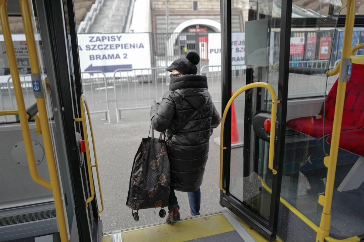Od soboty więcej osób będzie mogło podróżować środkami transportu zbiorowego. Po 15 maja limit ten jeszcze wzrośnie - wynika z rozporządzenia Rady Ministrów. Od 15 maja mogą być otwarte ogródki w restauracjach i innych stałych placówkach gastronomicznych. 