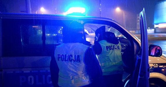 Policjanci kilka razy musieli strzelać podczas nocnego pościgu ulicami Częstochowy. Dwóch funkcjonariuszy zostało lekko rannych. 26-letni kierowca został zatrzymany.