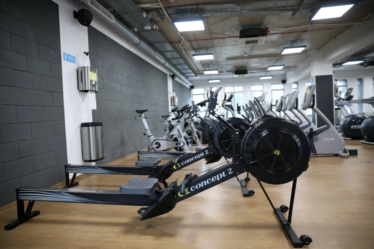 Rzecznik Małych i Średnich Przedsiębiorców Adam Abramowicz zwrócił się do premiera Mateusza Morawieckiego i prof. Andrzeja Horbana - szefa Rady Medycznej przy Premierze - z apelem o przyspieszenie luzowania obostrzeń epidemicznych. "Nie ma racjonalnego uzasadnienia, by branże ujęte w planie otwierania dopiero od 29 maja - takie jak salony fitness, baseny czy solaria – nie mogły być otwarte już od 15 maja" - napisał. "Dla wielu polskich rodzin, utrzymujących się z działalności gospodarczej, dalsze przedłużanie lockdownu to tragedia ekonomiczna i osobista" - podkreślił. 