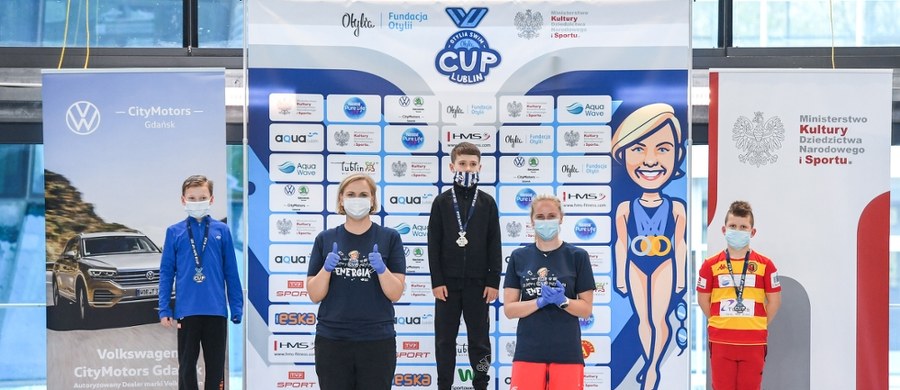 ​Reprezentanci ponad sześćdziesięciu klubów pływackich rozpoczęli w sobotę udział w dwudniowych zawodach z cyklu Otylia Swim Cup w Lublinie. "Najważniejsza jest energia, która płynie od dzieci, bo widać, że potrzebowały bardzo startów" - mówi Otylia Jędrzejczak.