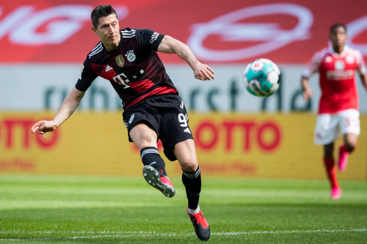 Bayern Monachium, którego piłkarzem jest Robert Lewandowski, zapewnił sobie dziewiąty z rzędu tytuł mistrza Niemiec. Stało się to jeszcze przed rozpoczęciem sobotniego meczu 32. kolejki z Borussią Moenchengladbach, dzięki porażce wicelidera RB Lipsk z Borussią Dortmund 2:3.