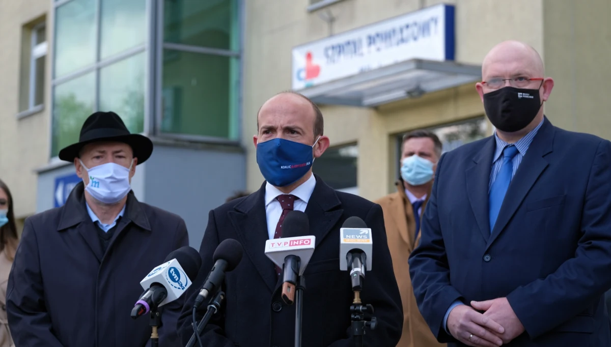 Skłonienie Rafała Trzaskowskiego, by przejął przywództwo lub próba dokonania rozłamu w PO i porozumienia się z PSL pod patronatem Bronisława Komorowskiego - to zdaniem rozmówców PAP możliwe cele sygnatariuszy listu do kierownictwa PO i KO. Oni sami zapewniają, że chcą tylko wywołać dyskusję.