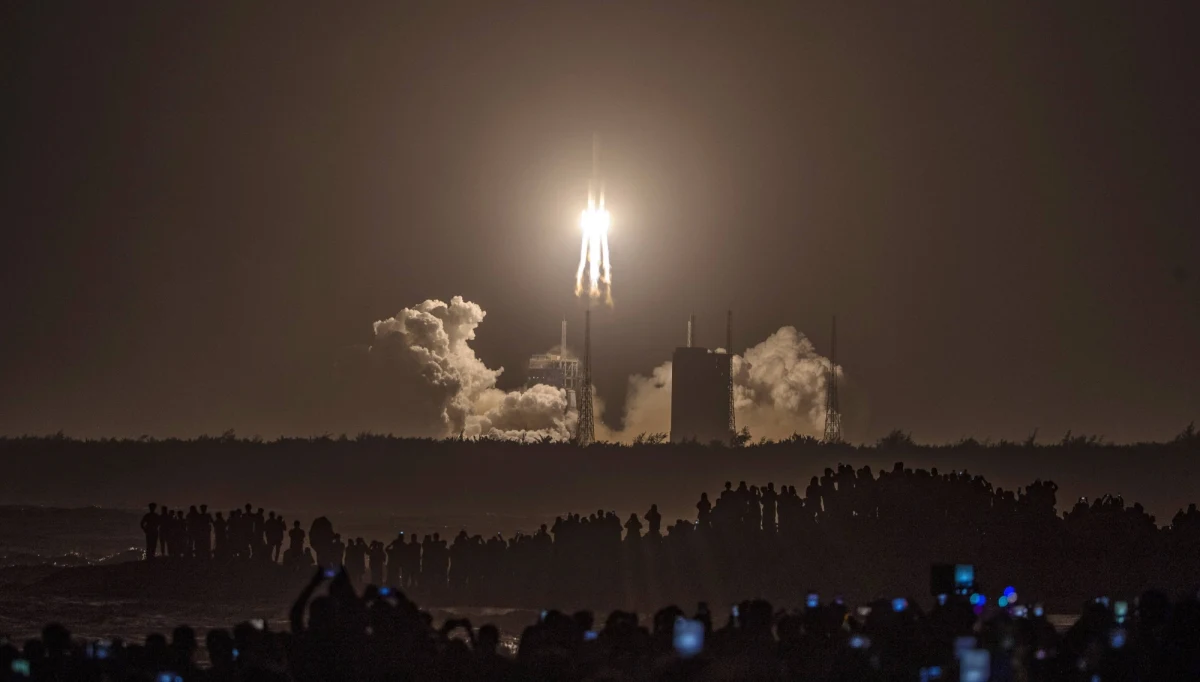 Według europejskich i amerykańskich agencji badawczych orbitujący wokół Ziemi potężny fragment chińskiej rakiety Długi Marsz 5B spadnie na naszą planetę w niedzielę nad ranem. Trudno jest przewidzieć dokładne miejsce, w które uderzy ważący kilkanaście ton człon rakiety.