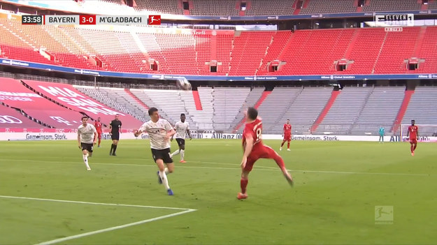 Robert Lewandowski strzelił 38. gola w meczu z Borussią Moenchengladbach. Polak zdobył 3 bramkę dla bawarskiego zespołu. Bayern Monachium po raz dziewiąty z rzędu został mistrzem piłkarskim Niemiec. Klub, którego barwy reprezentuje Robert Lewandowski, wyrównał najdłuższą serię w historii czołowych lig europejskich, ustanowioną przed rokiem przez Juventus Turyn.

