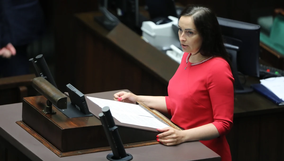 ​20 posłów klubu Prawa i Sprawiedliwości zagłosowało we wtorek przeciwko ratyfikacji decyzji o zwiększeniu zasobów własnych Unii Europejskiej. Ustawa była kluczowa do uruchomienia unijnego Funduszu Odbudowy. W większości przeciwni ratyfikacji byli posłowie Solidarnej Polski Zbigniewa Ziobry, ale wśród buntowników znalazła się też trójka posłów spoza tej formacji. Niewykluczone, że zostaną teraz ukarani przez partię.