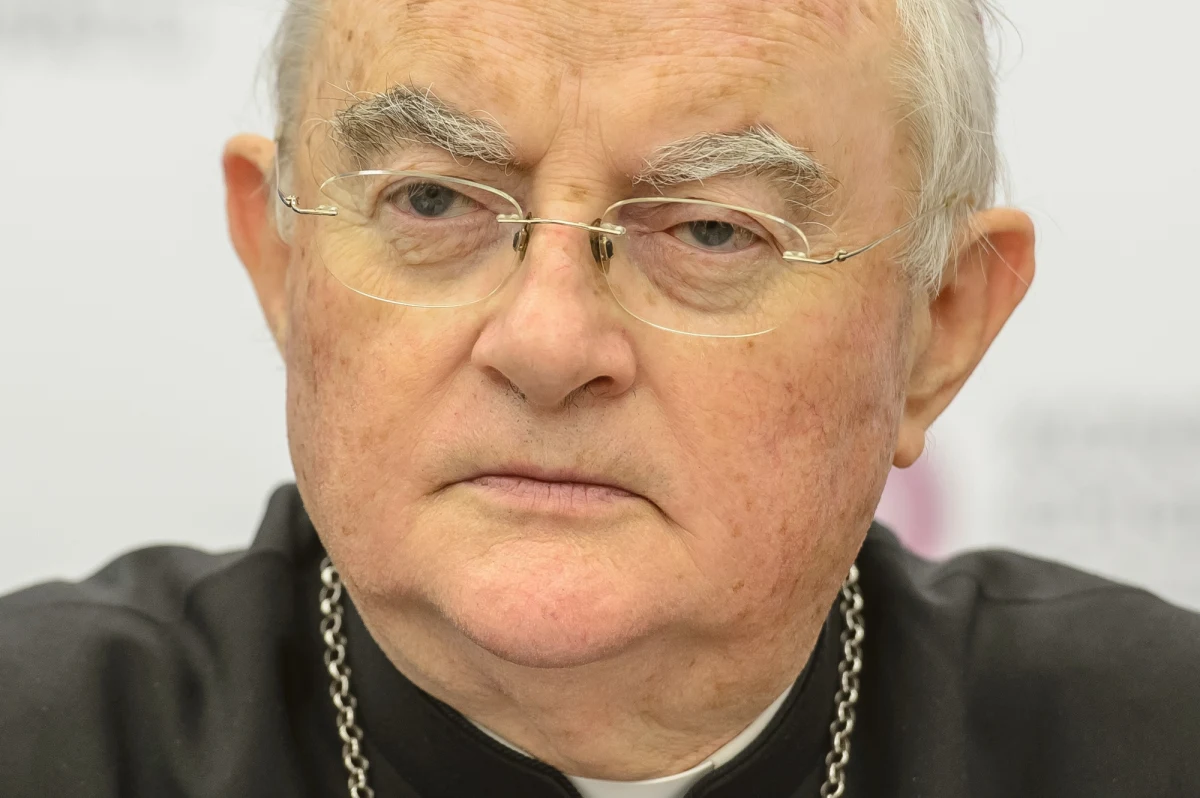 Arcybiskup Henryk Hoser ponownie trafił do szpitala. Duchowny ma powikłania po Covid-19.