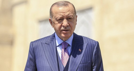 Prezydent Turcji Recep Tayyip Erdogan w sobotę nazwał Izrael "państwem terroru" i wezwał wszystkie kraje muzułmańskie i społeczność międzynarodową do podjęcia "skutecznych" kroków przeciwko Izraelowi, dodając, że ci, którzy milczą, są "stroną tamtejszego okrucieństwa".