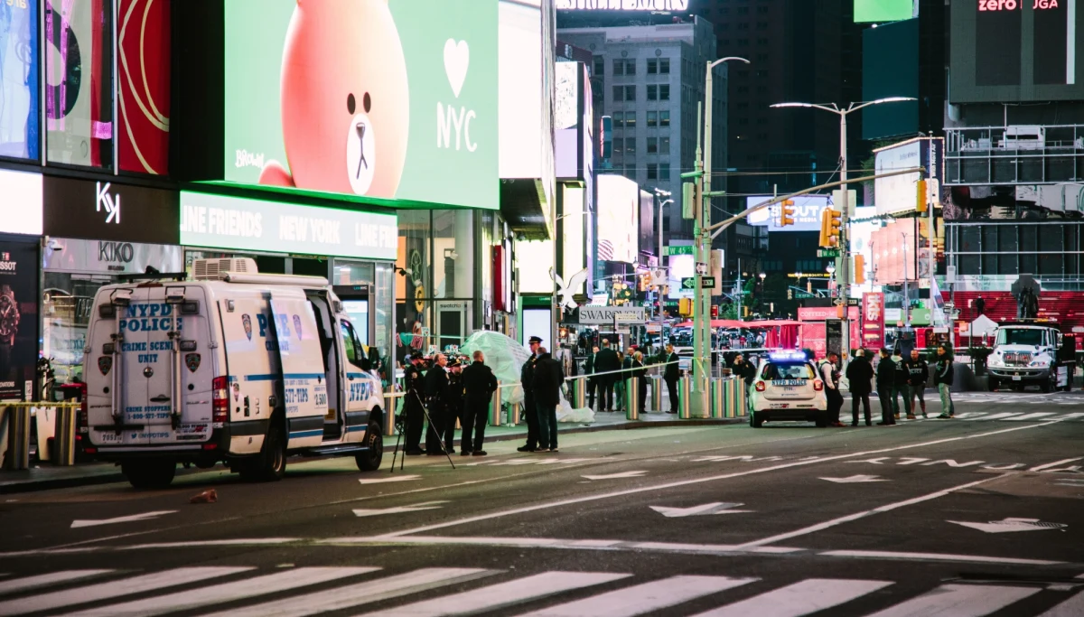W Nowym Jorku na Times Square w sobotę doszło do bójki między kilkoma mężczyznami, która następnie przerodziła się w strzelaninę, w której ranni zostali przechodnie, dwie kobiety i czteroletnia dziewczynka.