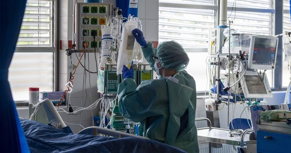 Covid-19 może mieć długoterminowy wpływ na zdrowie młodych i cieszących się dobrą formą dorosłych, którzy nie byli hospitalizowani i mieli jedynie niewielkie objawy choroby - przekonują na łamach "Experimental Physiology" naukowcy z Appalachian State University (USA).