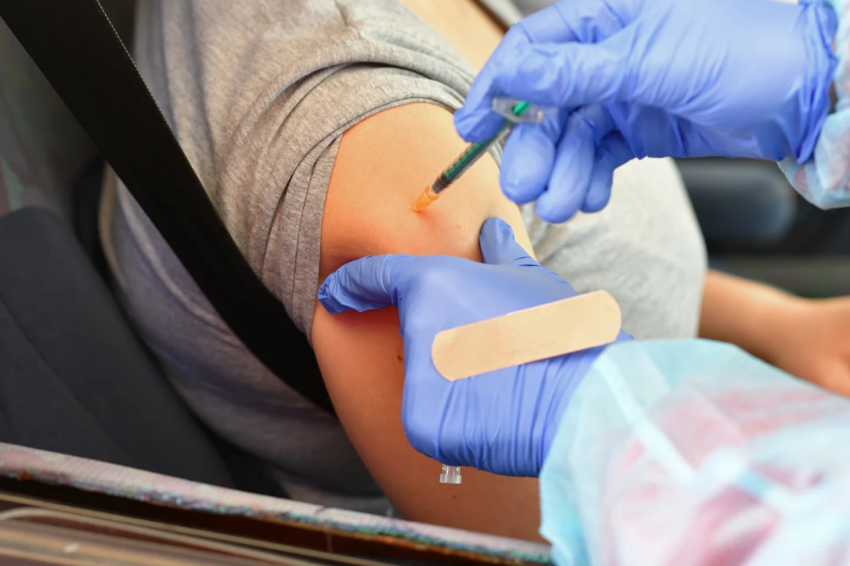 Od dziś na szczepienie przeciwko Covid-19 rejestrować się mogą osoby z roczników 2000, 2001, 2002 i 2003, które w I kwartale tego roku nie zadeklarowały woli zaszczepienia się. Jeśli to zrobiły, dostały możliwość zapisania się na szczepienie od 4 maja. Osoby z rocznika 2003, które pełnoletność uzyskają po 9 maja, e-skierowanie dostaną w dniu urodzin.