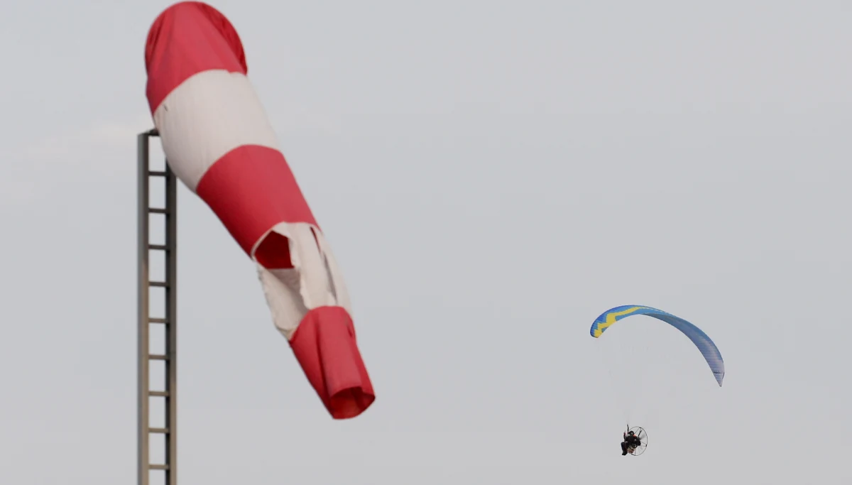 Na terenie trzech gmin, gdzie ma powstać Centralny Port Komunikacyjny, geodeci prowadzą badania terenowe - mówi PAP rzecznik spółki CPK Konrad Majszyk. Zapewnił, że odbywają się one zgodnie z prawem geodezyjnym i kartograficznym; właściciel nieruchomości ma obowiązek umożliwić im wykonanie prac.