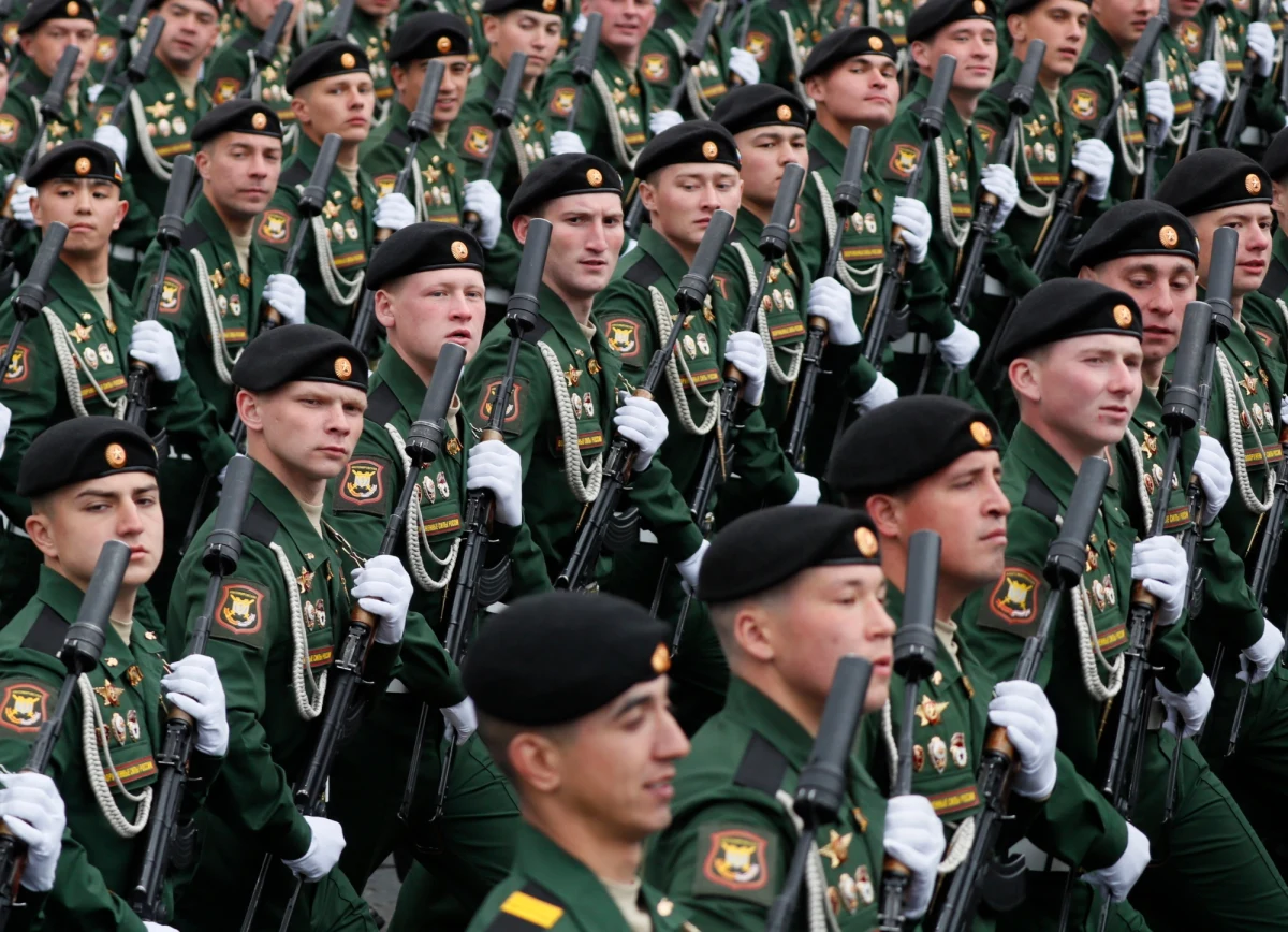 Rosja będzie twardo bronić swych interesów narodowych i zapewniać sobie bezpieczeństwo, którego gwarancją są jej siły zbrojne - powiedział w niedzielę prezydent Władimir Putin w wystąpieniu na dorocznej defiladzie wojskowej na Placu Czerwonym w Moskwie.