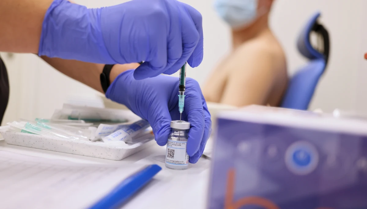 Rząd planuje skrócić czas między podaniem pierwszej i drugiej dawki szczepionki przeciwko koronawirusowi. Na swoje szczepienie krócej poczekają też ozdrowieńcy - to ustalenia reporterów RMF FM. Przypomnijmy - na początku marca rząd maksymalnie wydłużył dopuszczalny okres między szczepieniami. Drugą dawkę szczepionek Pfizer i Moderna dostajemy po sześciu tygodniach, a preparat AstryZeneki - po 12 tygodniach.