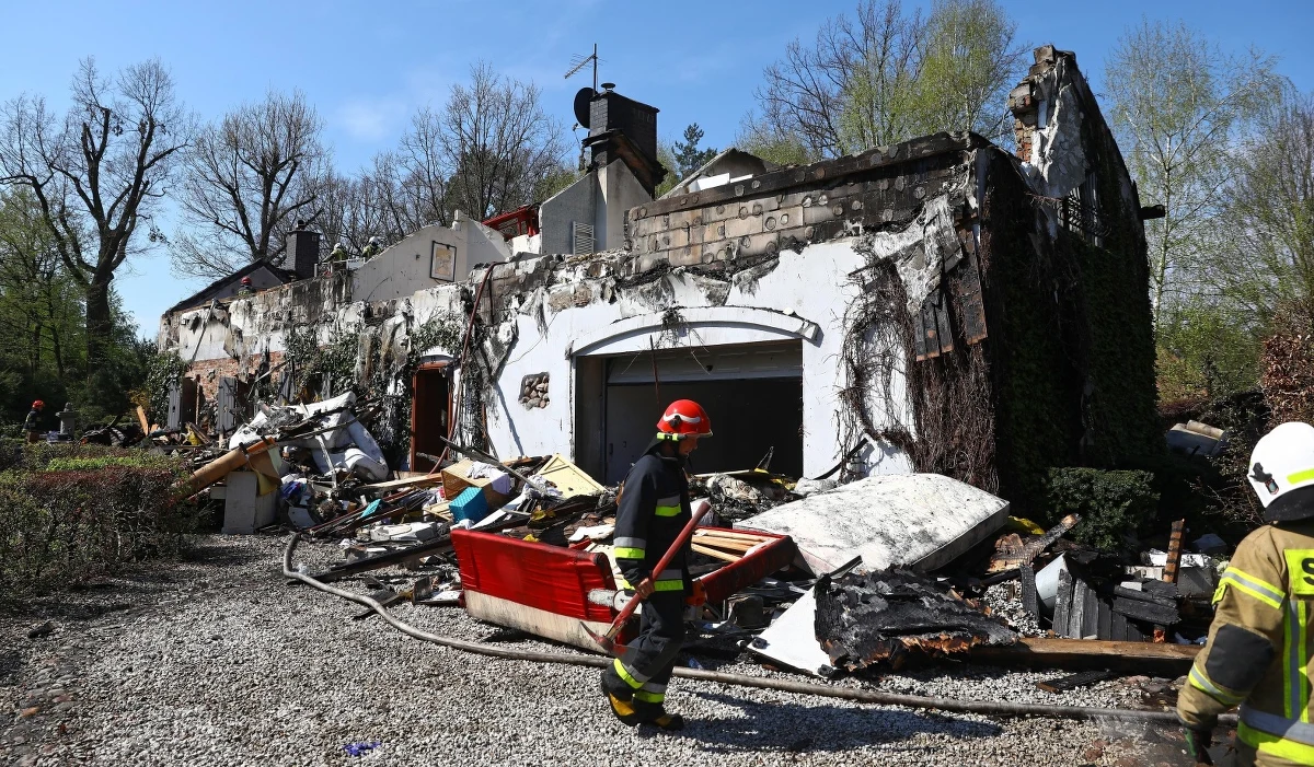 Trwa dogaszanie pożaru, który wybuchł w nocy z sobotę na niedzielę w dworku w Wólce Radzymińskiej na Mazowszu. Nie ma osób poszkodowanych. 