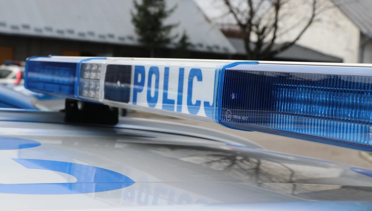 Policja znalazła zwłoki mężczyzny przed wejściem do poznańskiego parku Wilsona. W sprawie zatrzymano drugiego mężczyznę, który może mieć związek ze zdarzeniem.