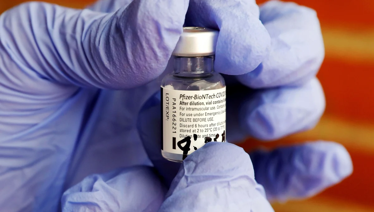 Choć wcześniej Chiny otwarcie podważały bezpieczeństwo szczepionek przeciw Covid-19 opracowanych w technologii mRNA, to teraz same prowadzą badania nad własnym preparatem w tej technologii - mówił PAP dr hab. Piotr Rzymski z UM w Poznaniu.