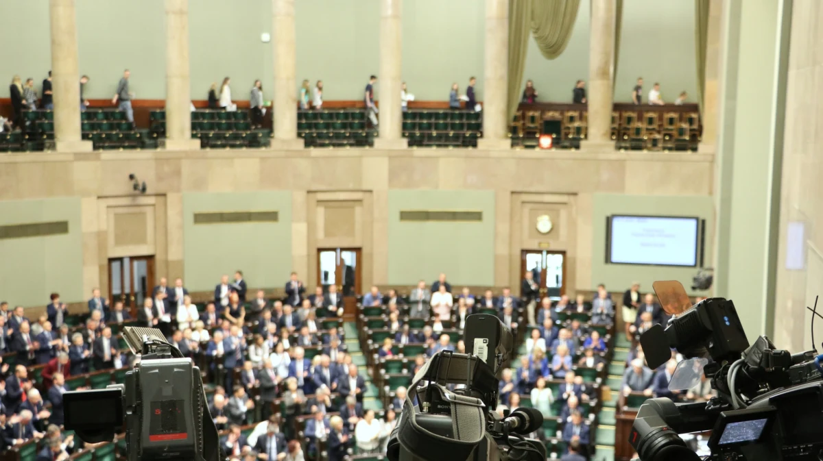 Polacy mają złe zdanie na temat tych, którzy należą do "elit" naszego społeczeństwa. Ponad połowa ankietowanych w sondażu IBRiS ma złe skojarzenia ze słowem "elity"; gorzej wypadają "elity polityczne" - wynika z sondażu przygotowanego przez IBRiS.