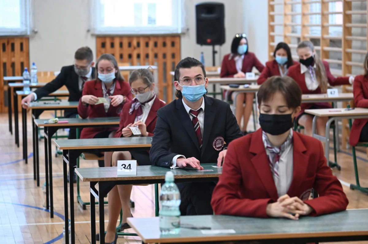 Część maturzystów przystąpiła dziś do nieobowiązkowego egzaminu z języka polskiego na poziomie rozszerzonym. Chęć zdawania wyraziło 57 758 osób. Na RMF24 publikujemy arkusze zadań, z którymi musieli poradzić sobie abiturienci.