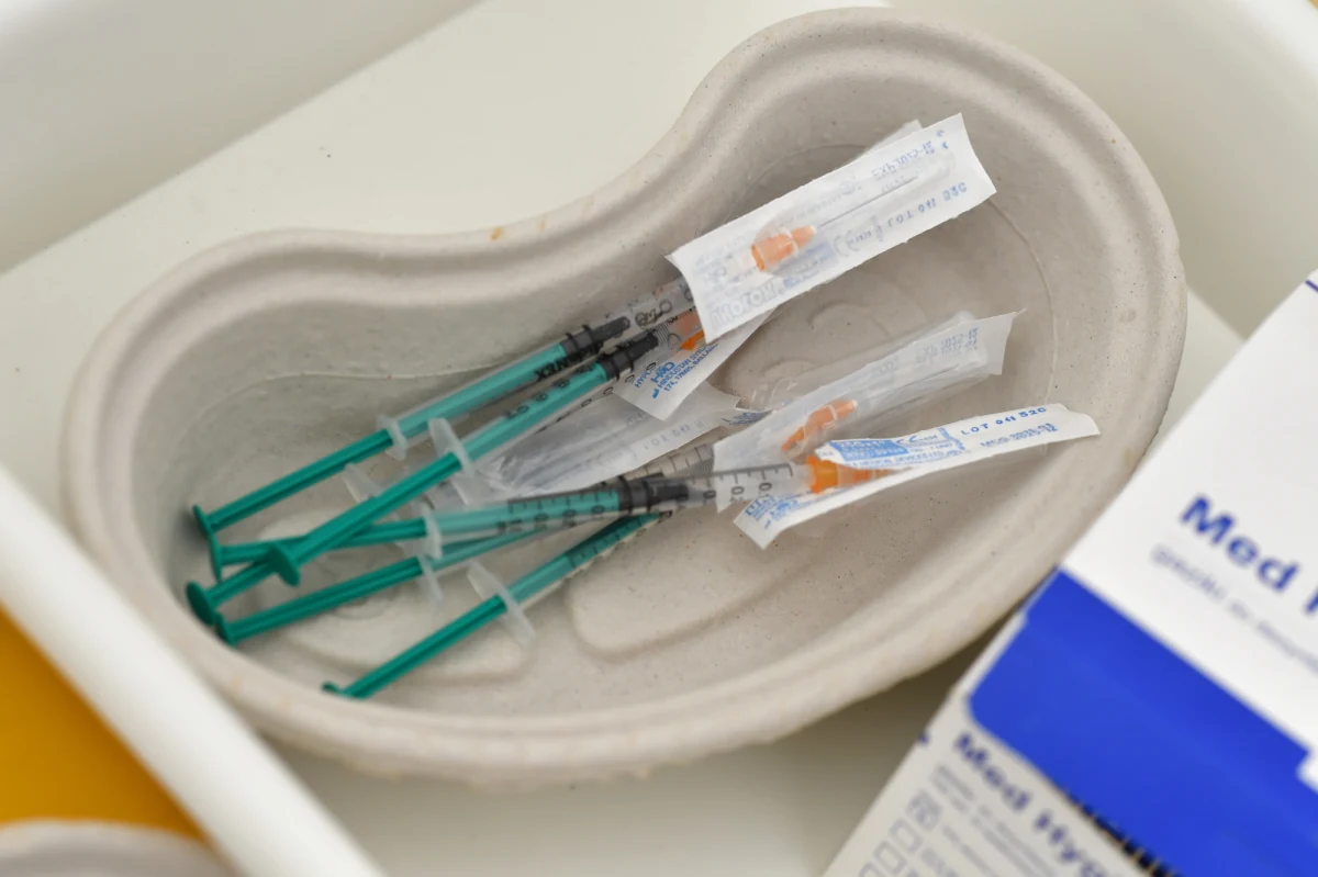 W najbliższym tygodniu powinny wznowić pracę mobilne punkty szczepień, w których prowadzono akcję promocyjną "Zaszczep się w majówkę". Między 1 a 3 maja - w 16 największych miastach - jednodawkową szczepionkę Johnson & Johnson bez rejestracji przyjęło ponad 60 tysięcy osób.