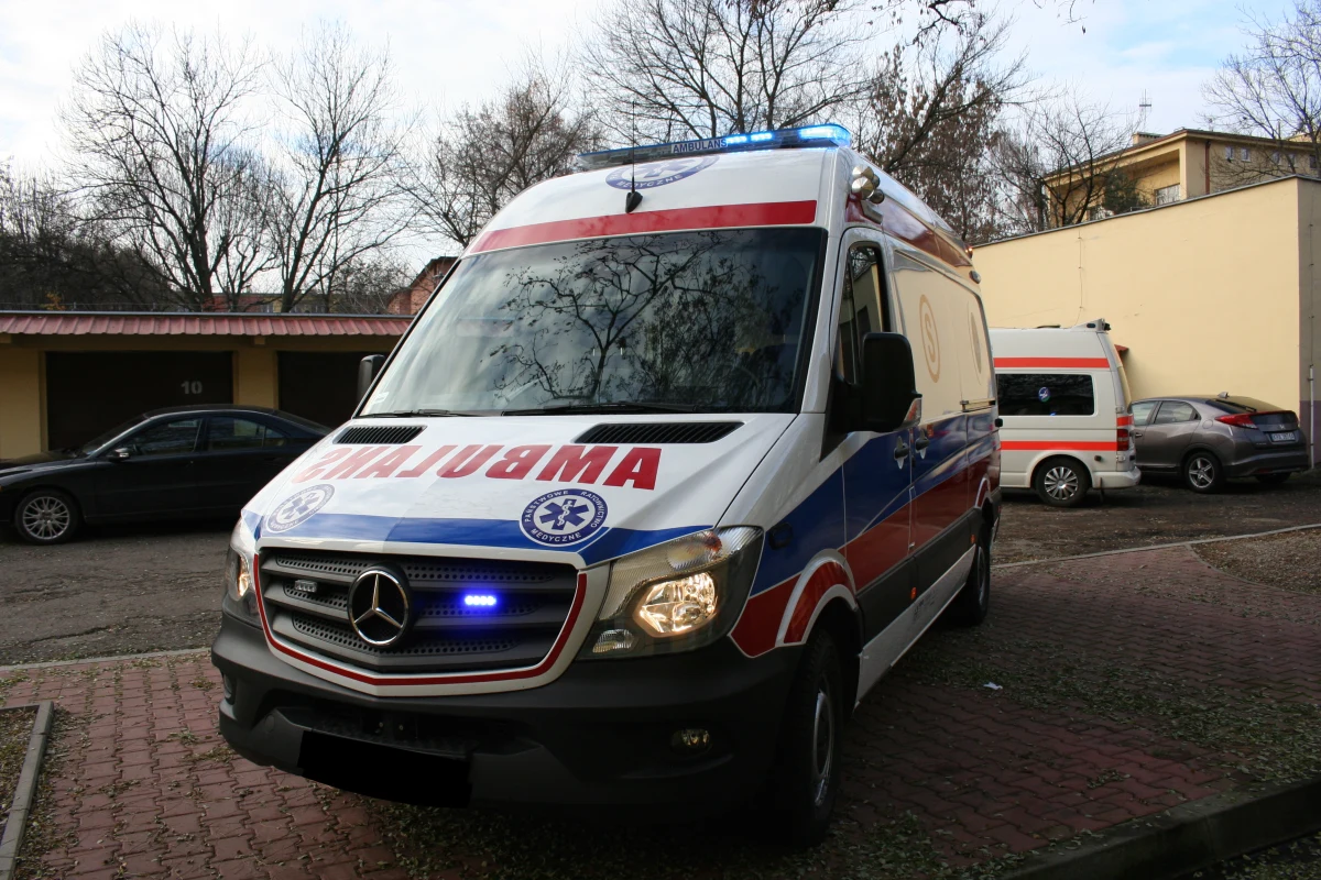 39-letni Wojciech O. odpowie przed sądem za spowodowanie wypadku ze skutkiem śmiertelnym. 31 października ub.r. w Broniszach wiózł karetką pogotowia pacjenta zakażonego covid-19 i zderzył się z samochodem osobowym. W zdarzeniu – do którego według prokuratury doszło z jego winy – zginęła jedna osoba.