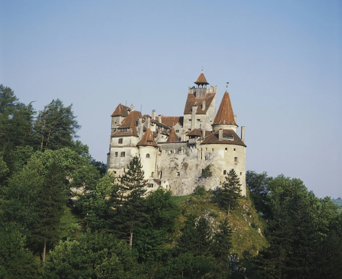 W majowe weekendy każda osoba zwiedzająca położony w rumuńskiej Transylwanii zamek w Branie, uważany za siedzibę legendarnego wampira Drakuli, będzie mogła zaszczepić się przeciw Covid-19.