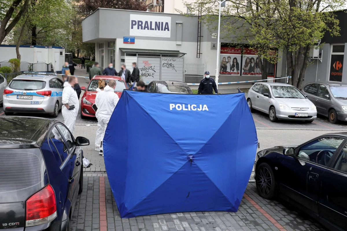 Dziś zostanie wszczęte śledztwo w sprawie piątkowego zabójstwa w pralni na warszawskim Gocławiu. Od uderzeń nożem zmarł 73-letni mężczyzna. Policjanci zatrzymali jego 37-letniego syna. Mężczyzna w ciężkim stanie trafił do szpitala.