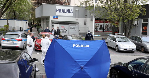 Dziś zostanie wszczęte śledztwo w sprawie piątkowego zabójstwa w pralni na warszawskim Gocławiu. Od uderzeń nożem zmarł 73-letni mężczyzna. Policjanci zatrzymali jego 37-letniego syna. Mężczyzna w ciężkim stanie trafił do szpitala.