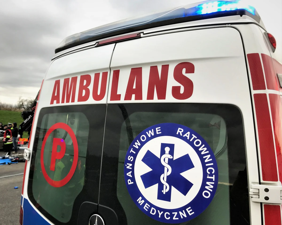 To ojciec kierował koparko-ładowarką, która śmiertelnie potrąciła wczoraj 4-letnią dziewczynkę w Wybudowaniach Dąbrowskich w gminie Karsin (woj. pomorskie). Wstępne ustalenia policji wskazywały na jednego z krewnych dziecka, 62-latka. Okazało się, że próbował on wziąć winę na siebie. 