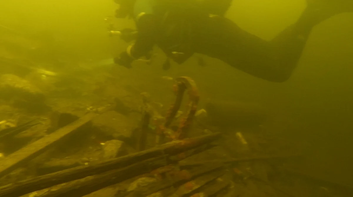 Policjanci z Wągrowca w Wielkopolsce, wspólnie z ratownikami i nurkami z tamtejszego Wodnego Ochotniczego Pogotowia Ratunkowego, przeprowadzili doroczne, wiosenne nurkowanie przed sezonem. W tym roku swoje działania zarejestrowali na opublikowanym w sieci filmie. Widać na nim sterty zalegających od lat odpadów. Wśród nich – metalowe stelaże, ławki z parkowych alejek, dziesiątki ubrań i sterty puszek po piwie. Wszystko w bardzo bliskim sąsiedztwie kąpieliska, na którym rokrocznie mieszkańcy okolicy szukają ochłody w letnie dni. 