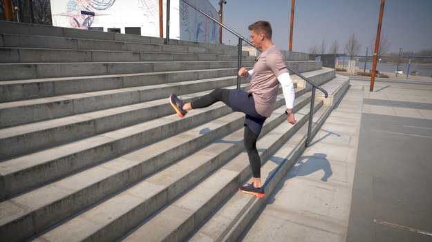 Zwykłe schody mogą bardzo pomóc w treningu. Wzmocnisz w ten sposósb mięśnie i spalisz dużo kaloriiNa treningi ze smartfonem zaprasza Piotrek Galus, instruktor zajęć grupowych, trener i doradca żywieniowy.