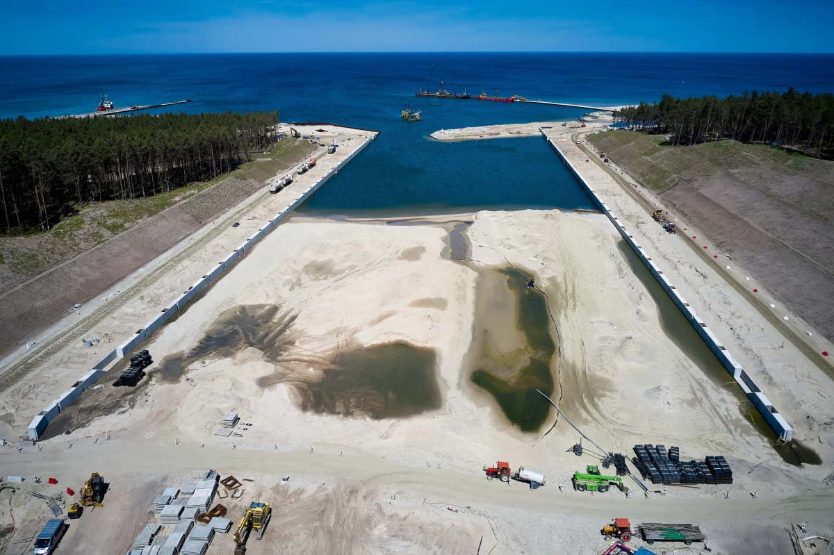 Policja z Nowego Dworu Gdańskiego bada sprawę nielegalnych wejść na teren budowy przekopu przez Mierzeję Wiślaną: chodzi o ludzi, którzy w ostatnich dniach poszukiwali na terenie inwestycji bursztynu. Wykonawca przekopu wzmocnił już ochronę.