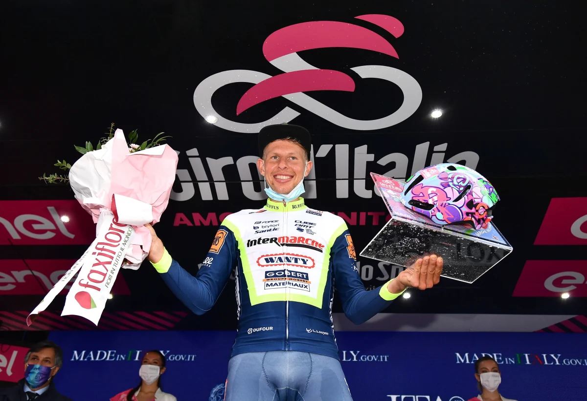 Holender Taco van der Hoorn z ekipy Intermarche wygrał po długiej ucieczce trzeci etap Giro d'Italia, uzyskując na mecie w miejscowości Canale przewagę 4 sekund nad peletonem. Koszulkę lidera zachował Włoch Filippo Ganna (Ineos Grenadiers).