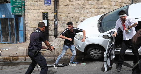 Narasta napięcie pomiędzy Izraelem i Palestyńczykami. Po kilkugodzinnych starciach na terenie meczetu Al-Aksa w Jerozolimie radykalny palestyński Hamas postawił Izraelowi „ultimatum”, a wkrótce potem w Jerozolimie zawyły syreny alarmowe. Obie strony donoszą o ostrzałach rakietowych swych terytoriów.