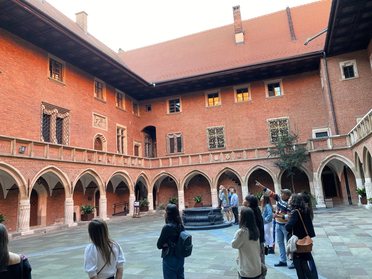 Uniwersytet Jagielloński (UJ) zajął najwyższe miejsce spośród polskich uczelni w międzynarodowym rankingu Round University Ranking (RUR). Pierwsze na liście znalazły się uczelnie amerykańskie, zwyciężył Uniwersytet Harvarda.