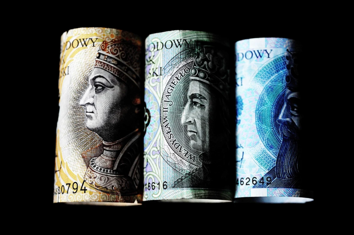 W zeszłym roku, tak jak w poprzednich, najlepiej płacono w branży informatycznej. Według nowego raportu, średnia pensja w 2020 roku wynosiła tam 9200 złotych brutto, czyli 6600 złotych na rękę. Inne, nowsze dane sugerują jednak, że na szczycie listy najlepiej płacących branż nastąpiła właśnie zmiana. 