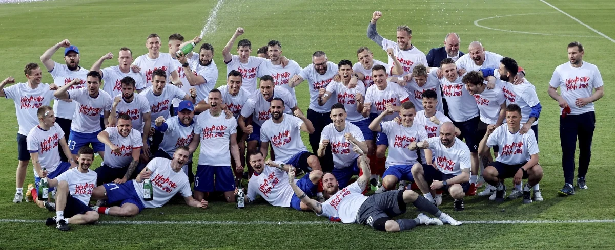 Piłkarze Rakowa Częstochowa zapewnili sobie pierwsze w historii wicemistrzostwo Polski. Pokonali drużynę Piasta Gliwice 1:0 i na jedną kolejkę przed końcem rozgrywek mają cztery punkty przewagi nad trzecią Pogonią Szczecin. Wcześniej tytuł mistrzowski wywalczyła Legia Warszawa.